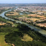 La Garonne et la plaine en amont d'Agen en Lot-et-Garonne : village de Boé et lac de Passeligne en rive droite