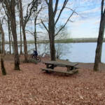 VTT au bord d'un plan d'eau